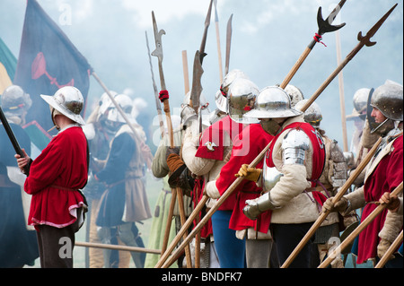 Rosenkriege Pikeniere auf dem Schlachtfeld bei der Nachstellung der Schlacht von Tewkesbury. Mittelalter-fest 2010 Stockfoto