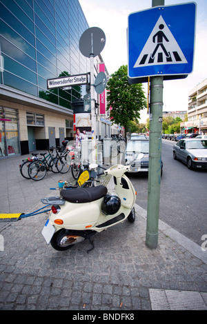 Geparkten Roller unterwegs Stockfoto