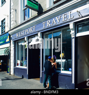 Junges Paar von Reisebüro, Westport, Grafschaft Mayo, Irland flirten, Europa Stockfoto