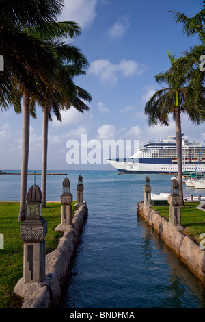 Die Marina und den Hafen von Oranjestad, Aruba mit der Celebrity Cruise Schiff Millenium. Stockfoto