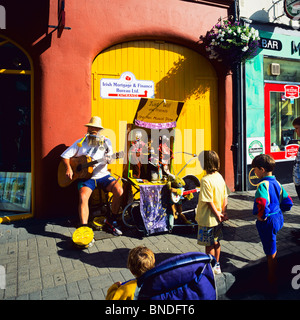 Kinder hören one-man-band Musiker, Westport, Grafschaft Mayo, Irland, Europa Stockfoto