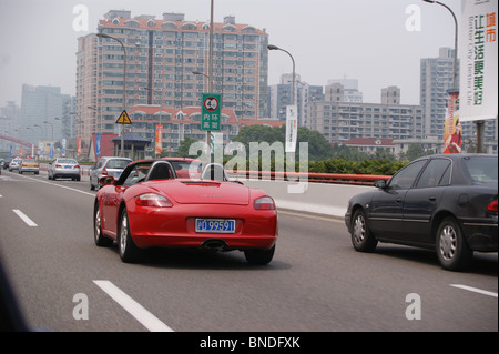 Autos auf der Stadtautobahn, Shanghai, China Stockfoto