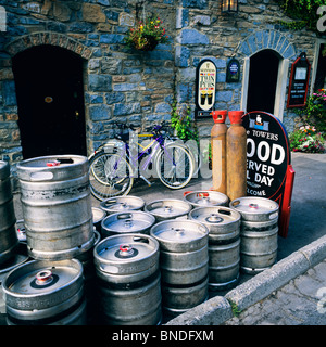 Guinness-Bierfässer vor dem Pub und Restaurant „The Towers“, Westport, County Mayo, Republik Irland, Europa Stockfoto