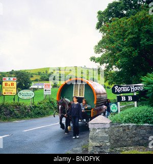 Mädchen führenden Pferdekutsche Zigeunerwagen auf Land Straße, County Mayo, Irland Stockfoto