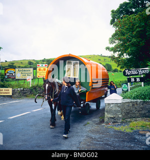 Drei Mädchen mit Pferdekarawane auf der Landstraße, County Mayo, Republik Irland, Europa Stockfoto