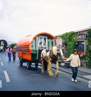 Mädchen führenden Pferdekutsche Zigeunerwagen, Westport, County Mayo, Irland Stockfoto