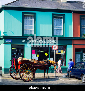 Kurzaufenthalte Pferdefuhrwerk vor "Mc Swiney & Söhne Shop, Square, Westport, County Mayo, Irland Stockfoto