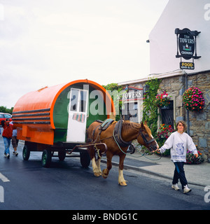 Mädchen, die von Pferden gezogenen Zigeunerwagen, Westport, Grafschaft Mayo, Irland Europa Stockfoto