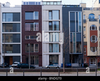 Moderne neue teure Mehrfamilienhäuser in Mitte Berlin Deutschland Stockfoto