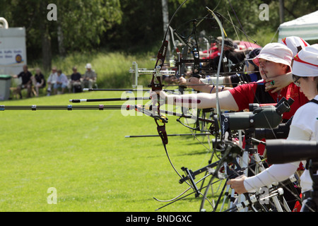 Bogenschießen-Aktion Charlotte George IoM Natwest Island Games 2009 bei Backeberg in Mariehamn auf Åland, 30. Juni 2009 Stockfoto