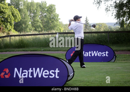 Golf Aktion Frau abschlägt NatWest Island Games 2009 auf dem Kastelholm Parcours im Sund auf Åland, 1. Juli 2009 Stockfoto