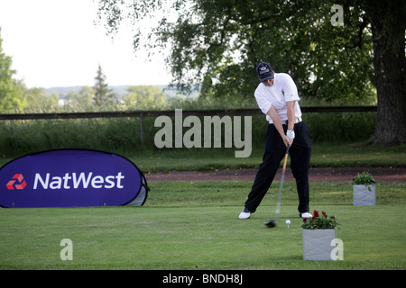 Golf Aktion Frau abschlägt NatWest Island Games 2009 auf dem Kastelholm Parcours im Sund auf Åland, 1. Juli 2009 Stockfoto