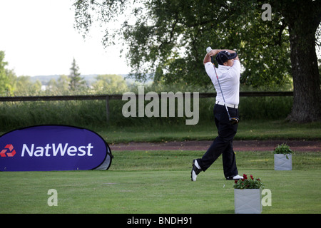 Golf Aktion Frau abschlägt NatWest Island Games 2009 auf dem Kastelholm Parcours im Sund auf Åland, 1. Juli 2009 Stockfoto