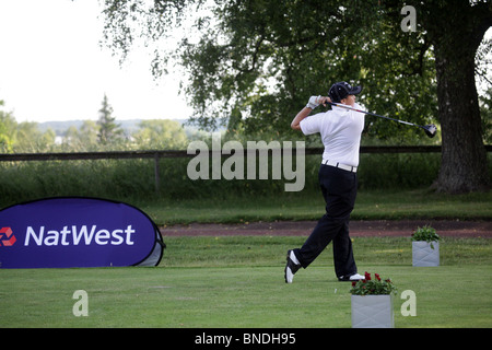 Golf Aktion Frau abschlägt NatWest Island Games 2009 auf dem Kastelholm Parcours im Sund auf Åland, 1. Juli 2009 Stockfoto