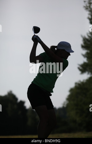 Golf Aktion Frau abschlägt NatWest Island Games 2009 auf dem Kastelholm Parcours im Sund auf Åland, 1. Juli 2009 Stockfoto