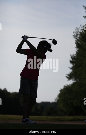 Golf Aktion Frau abschlägt NatWest Island Games 2009 auf dem Kastelholm Parcours im Sund auf Åland, 1. Juli 2009 Stockfoto