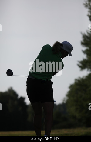 Golf Aktion Frau abschlägt NatWest Island Games 2009 auf dem Kastelholm Parcours im Sund auf Åland, 1. Juli 2009 Stockfoto