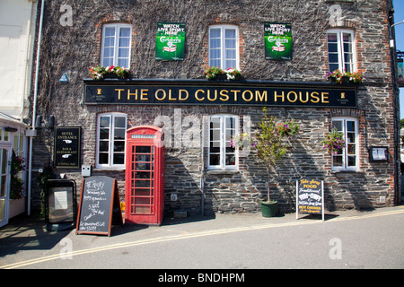 Das alte Zollhaus in Padstow, Cornwall, England. Pub im alten Stil mit roten Telefonzelle außerhalb Stockfoto