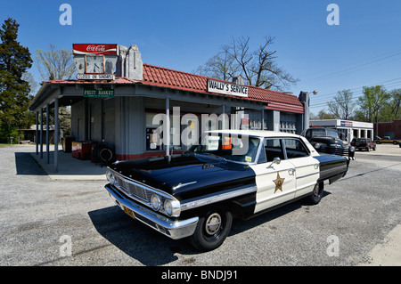 Polizei-Oldtimer vor Wally's-Service-Station in Mount Airy, North Carolina Stockfoto