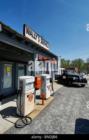 Zapfsäulen und Abschleppwagen an Wallys-Tankstelle in der Innenstadt von Mount Airy Stockfoto