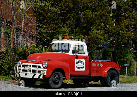 Vintage Abschleppwagen neben Wally's-Service-Station in der Innenstadt von Mount Airy, North Carolina Stockfoto