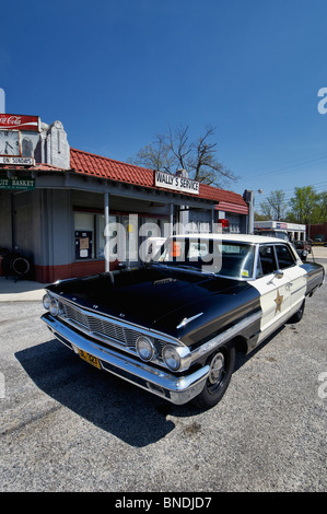 Vintage Polizeiauto an Wallys-Tankstelle in der Innenstadt von Mount Airy, North Carolina Stockfoto