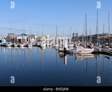 Am frühen Morgen an der Marina im Hafen von Boulogne, spiegeln sich in der Ruhe, stilles Wasser Boulogne-Sur-Mer Boote. Juli 2010. Stockfoto