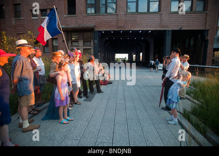 Mitglieder der Hutmacher Guild und ihre Unterstützer Promenade auf der High Line in New York am Nationalfeiertag Stockfoto