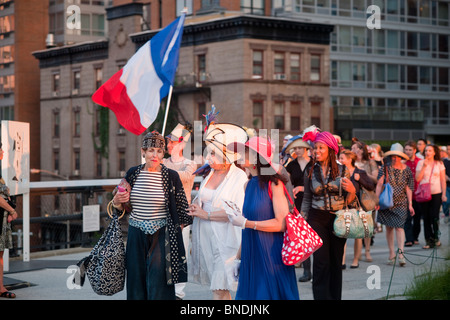 Mitglieder der Hutmacher Guild und ihre Unterstützer Promenade auf der High Line in New York am Nationalfeiertag Stockfoto