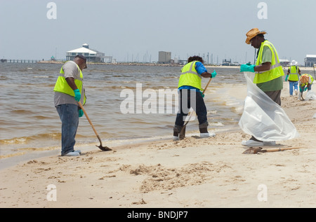 Sanitation Arbeiter Säuberung der Strände in Pass Christian, Mississippi während der BP-Ölpest.  Juli 2010. Stockfoto