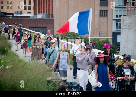 Mitglieder der Hutmacher Guild und ihre Unterstützer Promenade auf der High Line in New York am Nationalfeiertag Stockfoto