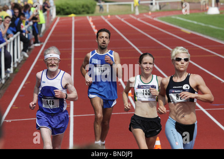 Männliche weibliche Athleten laufen Togetrher Halbmarathon Natwest Island Games 2009 in Wiklöf Holding Arena Mariehamn 28. Juni 2009 Stockfoto