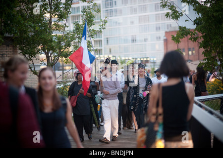 Mitglieder der Hutmacher Guild und ihre Unterstützer Promenade auf der High Line in New York am Nationalfeiertag Stockfoto