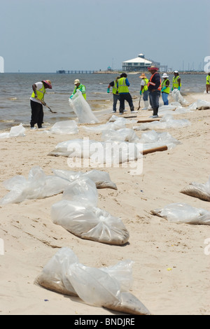 Reinigung der Strände in Pass Christian, Mississippi während der BP Oil spill.  Juli 2010. Stockfoto