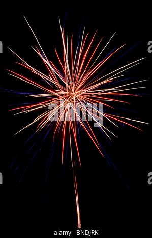 Feuerwerk in den Nachthimmel platzen Stockfoto