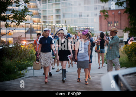 Mitglieder der Hutmacher Guild und ihre Unterstützer Promenade auf der High Line in New York am Nationalfeiertag Stockfoto