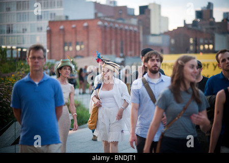 Mitglieder der Hutmacher Guild und ihre Unterstützer Promenade auf der High Line in New York am Nationalfeiertag Stockfoto