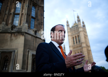 Lib Dem MP, Simon Hughes, lächelt für Kameras außerhalb Westminster nach dem Sieg seiner Partei Vote für stellvertretende Vorsitzende Stockfoto