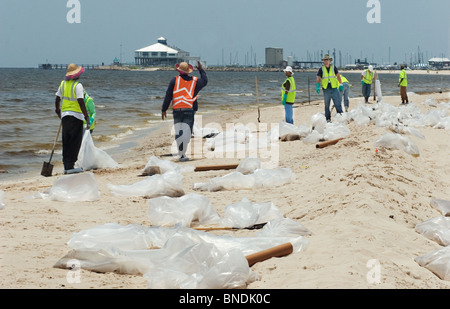 Reinigung der Strände in Pass Christian, Mississippi während der BP Oil spill.  Juli 2010. Stockfoto