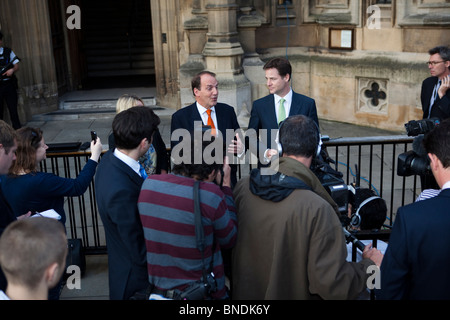 Nick Clegg und Simon Hughes sprechen an die Presse außerhalb des Parlaments nach Herrn Hughes Wahl zum Lib Dem Stellvertreter des Vorsitzenden Stockfoto