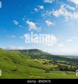 Blick über gemeinsame und Ländereien in Richtung Twmpa, Heu zu bluffen, Brecon Beacons Nationalpark, Wales Stockfoto