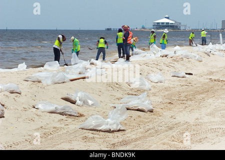 Bereinigen von Stränden in Pass Christian, Mississippi während der BP Oil spill.  Juli 2010. Stockfoto