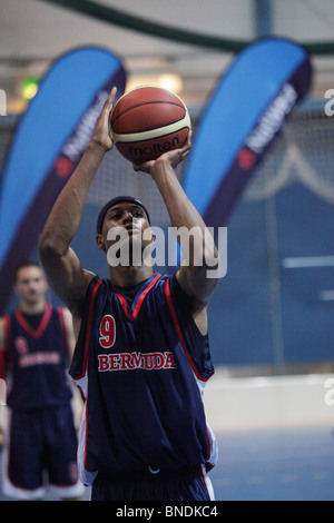 Herren Basketball final Bermuda Niederlage Menorca bei NatWest Island Games 2009 in Eckeröhallen, Åland, 4. Juli 2009 Stockfoto