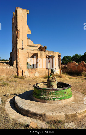 Quelle in den Ruinen der alten Stadt von Belchite