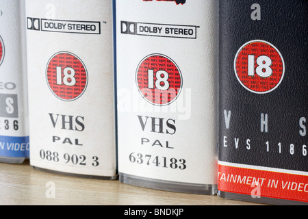 Zeile der Vhs video Fälle zeigen BBFC Film 18 achtzehn Klassifizierung Ankündigung aus dem Vereinigten Königreich Stockfoto