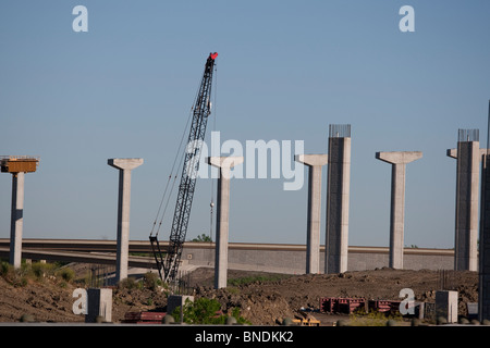 Brückenpfeiler im Bau in der Nähe von Austin, Texas, zu einer Straßenüberführung an der Kreuzung der bestehenden Autobahn und Tollroad zu unterstützen Stockfoto