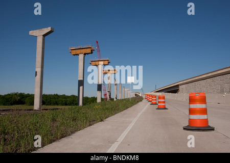 Brückenpfeiler im Bau in der Nähe von Austin Texas, einer Straßenüberführung an der Kreuzung der bestehenden Autobahn und Mautstraße zu unterstützen Stockfoto