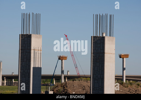 Brückenpfeiler im Bau in der Nähe von Austin Texas, einer Straßenüberführung an der Kreuzung der bestehenden Autobahn und Mautstraße zu unterstützen Stockfoto