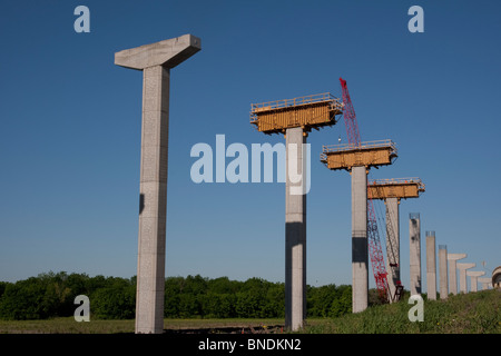 Brückenpfeiler im Bau in der Nähe von Austin Texas, einer Straßenüberführung an der Kreuzung der bestehenden Autobahn und Mautstraße zu unterstützen Stockfoto