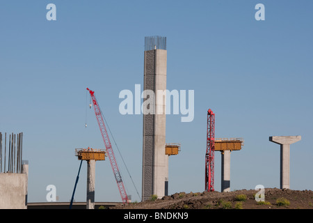 Brückenpfeiler in der Nähe von Austin Texas, einer Straßenüberführung an der Kreuzung der bestehenden Autobahn und Mautstraße im Bau zu unterstützen Stockfoto